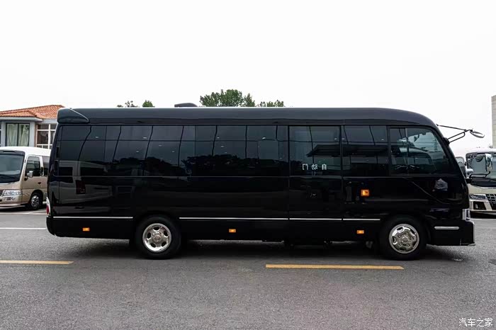 丰田柯斯达12座黑武士外观