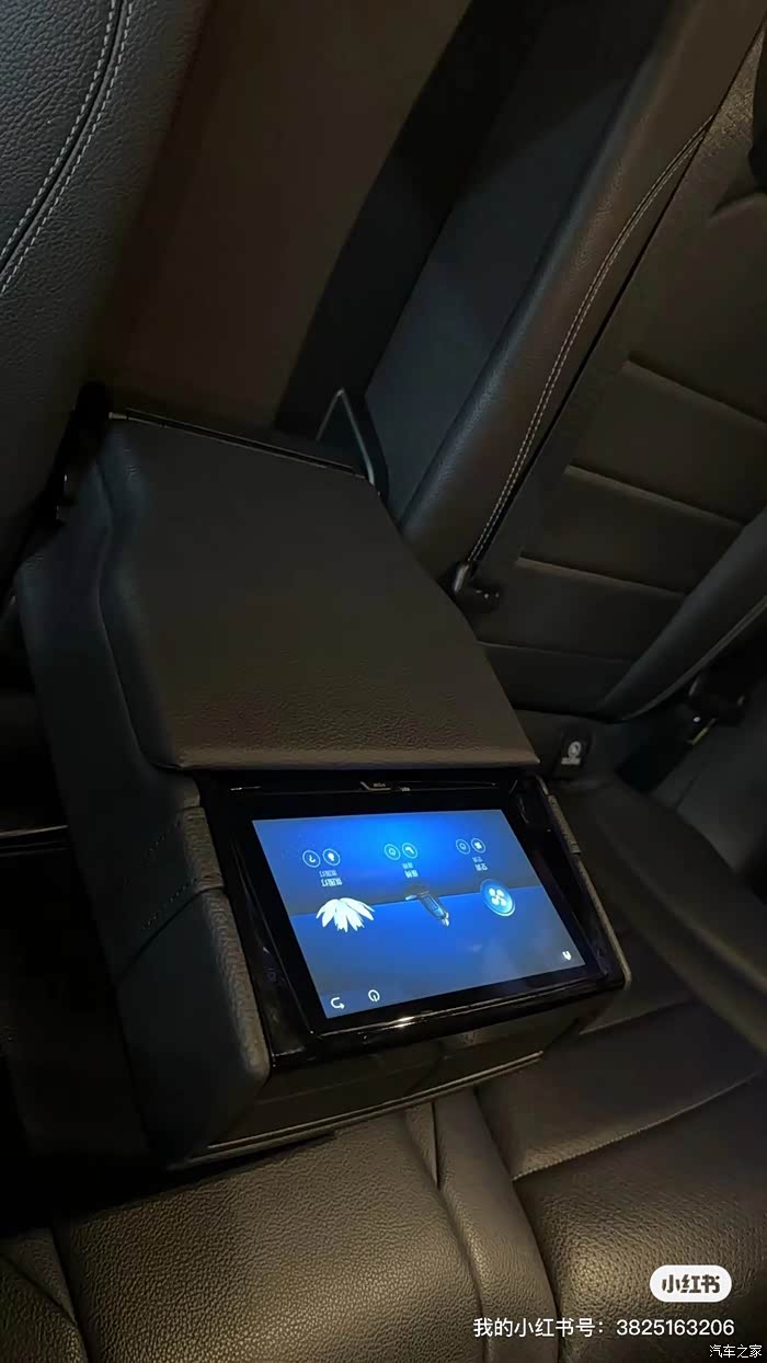 智能后排娱乐中央扶手控制屏汽车的第三块屏