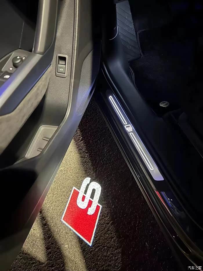 奥迪车门照地灯 这个太帅了 高清 够大