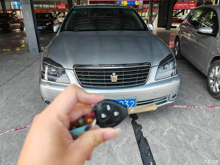 拿下08丰田皇冠2.5 v6 大灯升级大几千块,刚换四条米其