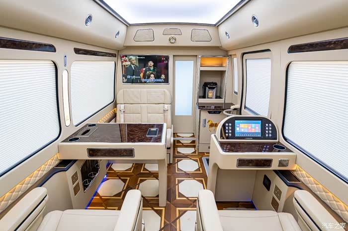 2024款丰田考斯特12座陆地商务舱