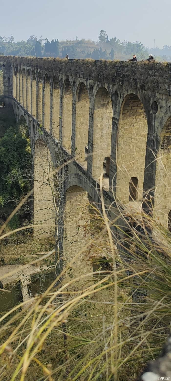 逛红红火火年货节探内江威远友谊渡槽