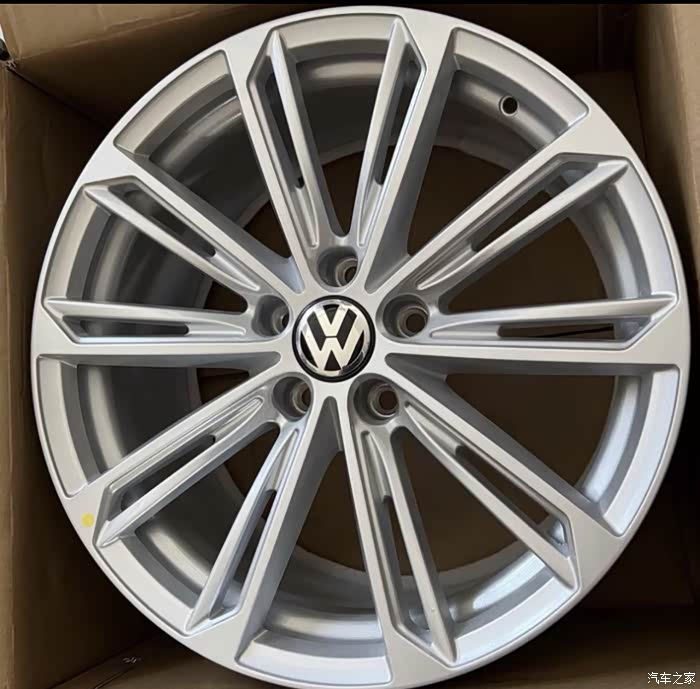 大众迈腾海外版18寸轮毂 黑银两色