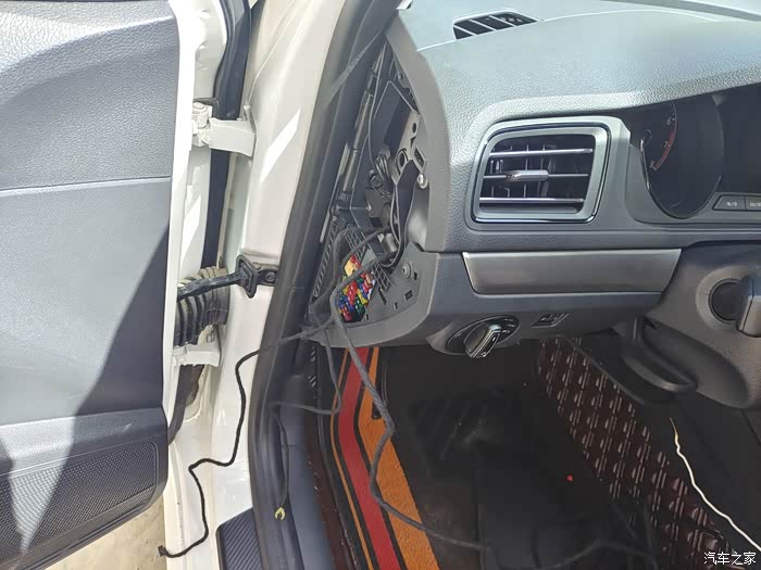 朗逸启航加装187a带轨迹牌照灯摄像头