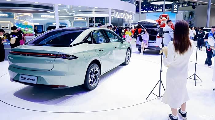 北京车展上,广汽埃安的 aion s max 无疑是一颗耀眼