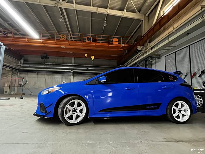全车蓝色贴膜,全套rs包围,18寸白色旋压轮毂,美版rs大灯