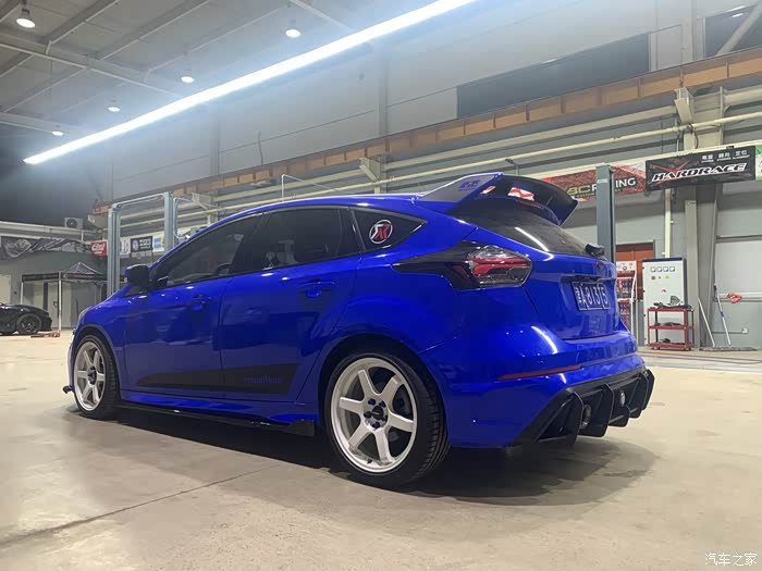 全车蓝色贴膜,全套rs包围,18寸白色旋压轮毂,美版rs大灯