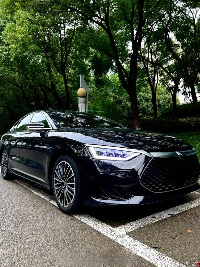 比亚迪汉是比亚迪汽车推出的一款中大型豪华轿车,分为汉ev(纯