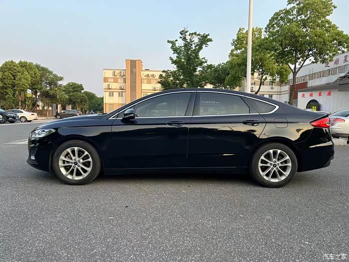 最新到店19年蒙迪欧2.0t高配 美女一手车 只跑了1700