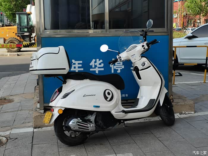 街拍摩托车蓝卡