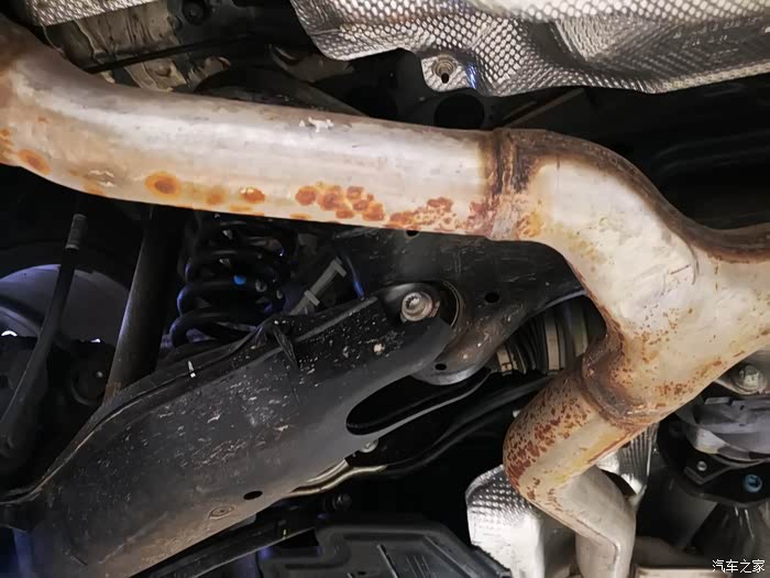 2022款奔驰e级的排气管2年就严重锈蚀请同期的车友注意观