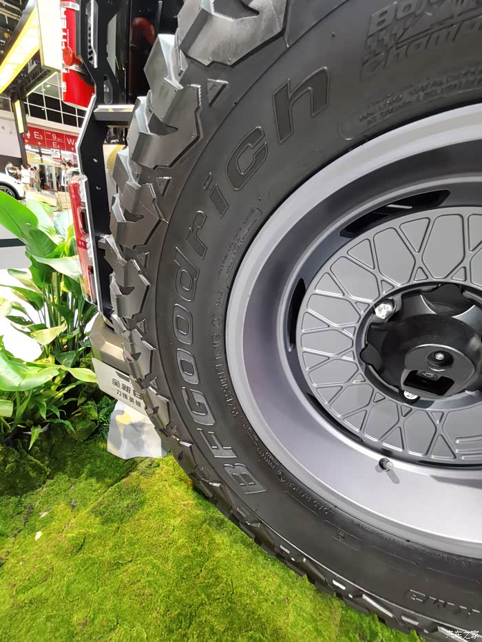 北京车展上的,35寸大脚bj40攀登者at改装方案太帅!