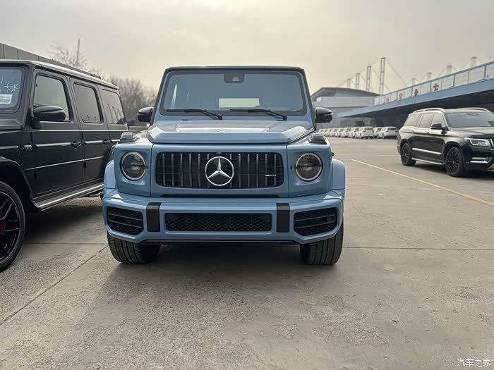 奔驰g63瓷器蓝/红