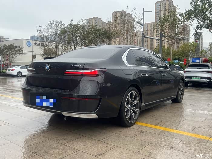 出一台23年8月上牌宝马735li准新车目前一手车二万多公