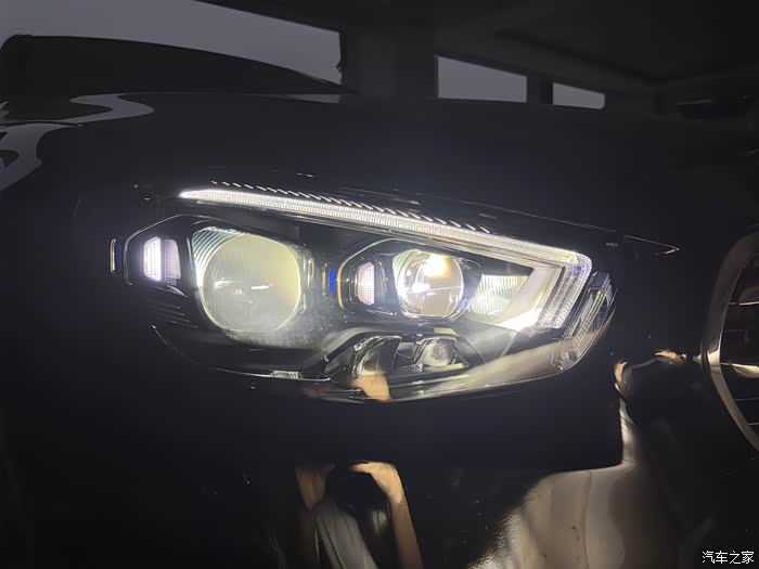 2023款奔驰e300l升级几何多光束led智能大灯提高照明亮度与安全