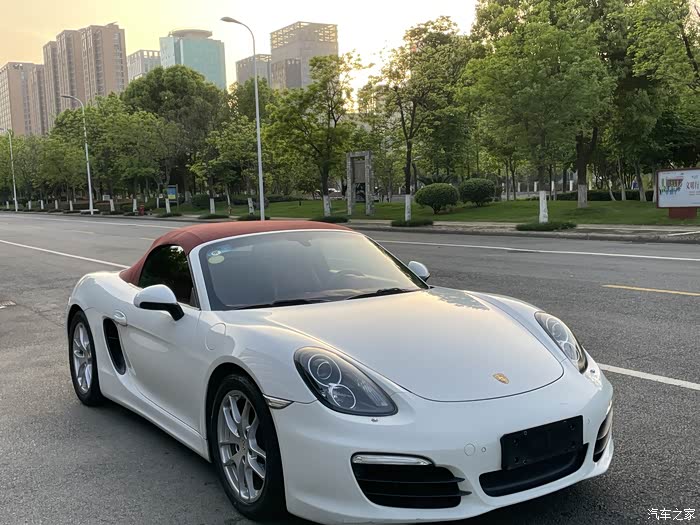 宁波保时捷boxster718敞篷白红 售价: 23.8万元