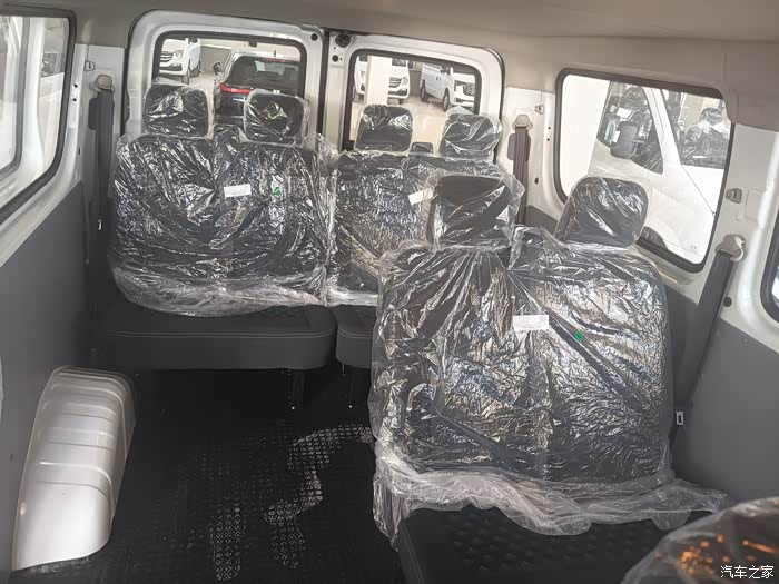 上汽大通24款v80超值版短轴低顶九座 长4950,宽199