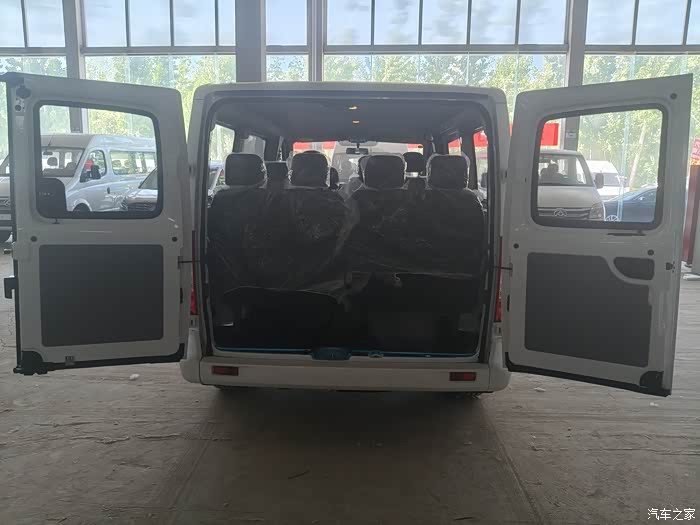 上汽大通24款v80超值版短轴低顶九座 长4950,宽199