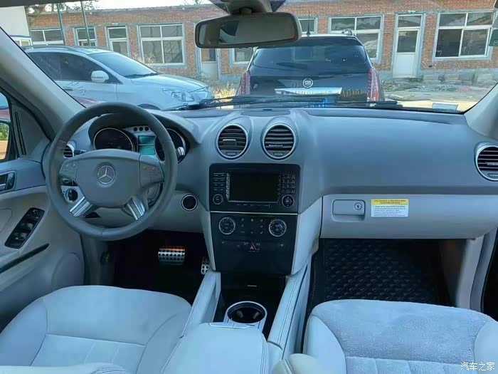 06年的奔驰ml350,原装进口,3.5t四驱,当年落地一百