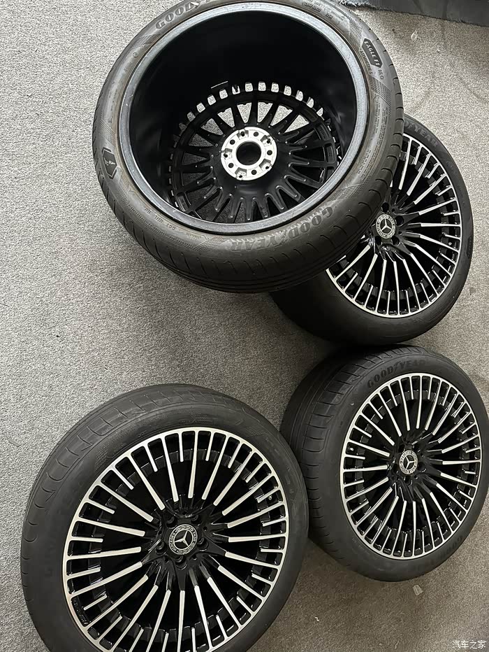 奔驰eqs580的一套21寸拆车轮子