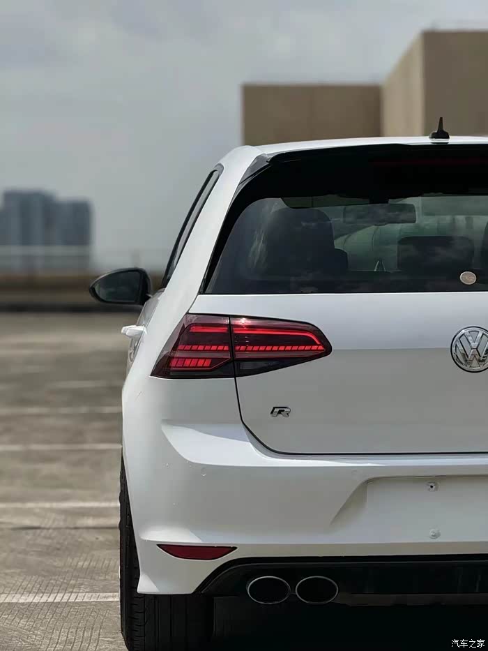 批发 15年高尔夫7r,2.0t四驱,白色贴白膜 改了筒椅