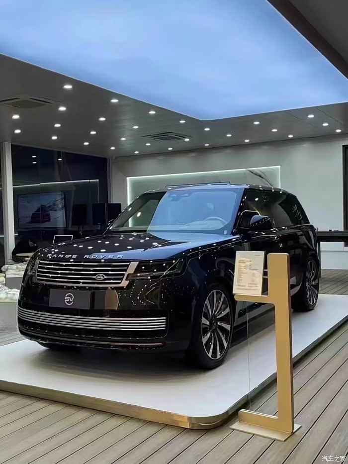 虎揽胜运动版在外观方面基本延续了现款车型的设计风格,前脸采用