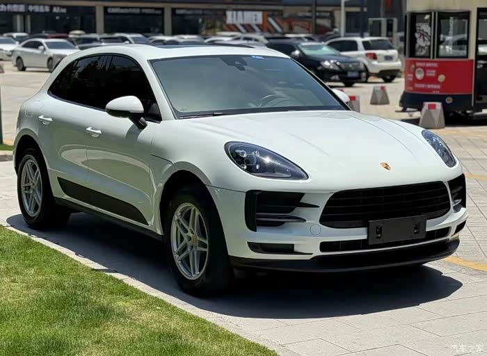 出一台保时捷macan ,21款 ,2022.1上牌 ,3.