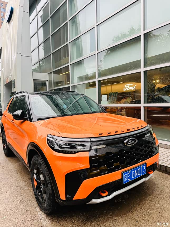 福特探险者四驱风尚版加装机盖日行灯