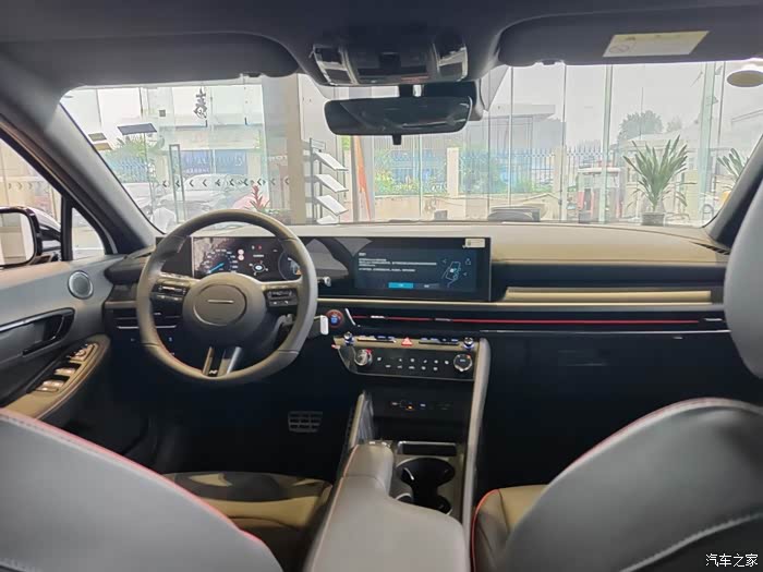 低重心和车身姿态第十代索纳塔的车身高度降低了30mm车头