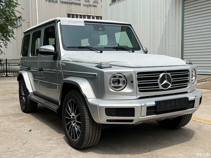 奔驰g400d银色现车,你喜欢吗?