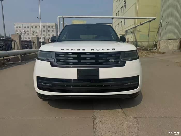 24款汽油路虎 白/黑 157w 金属漆,23寸熏黑轮毂,抬