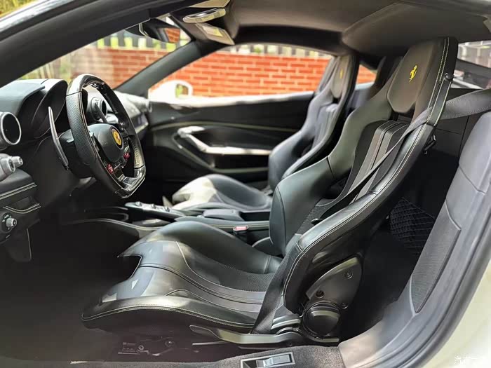 21年法拉利f8 行驶9000公里 蓝色贴白车衣 原版原漆车