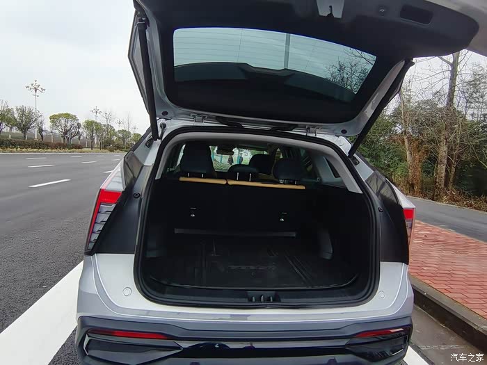 看这个大空间的车 内置的配置质感各方面都不错的 动力强劲