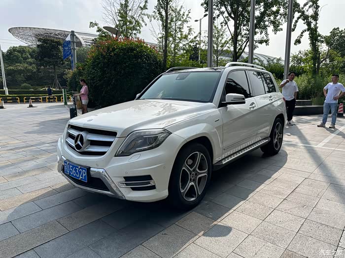 出一台2015年7月上牌进口奔驰glk300 新车指导价48