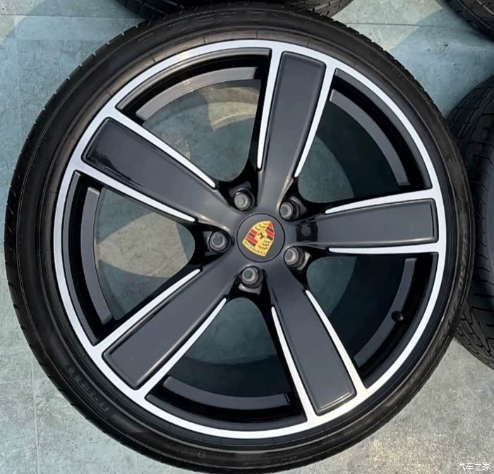 22寸保时捷卡宴gts原厂轮毂轮胎一套,感兴趣的可以看看