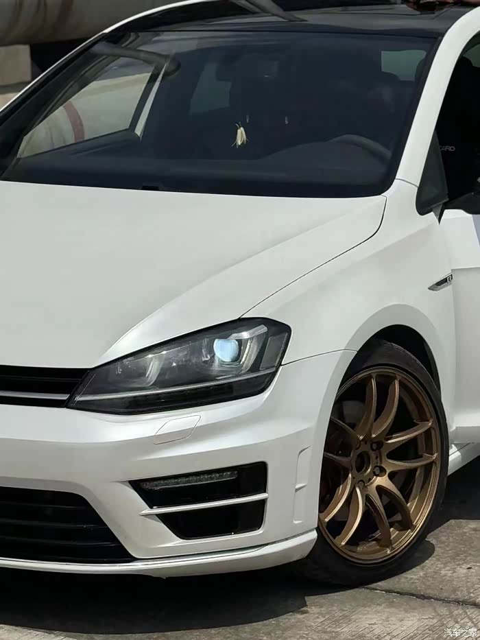 批发 15年高尔夫7r,2.0t四驱,白色贴白膜 改了筒椅