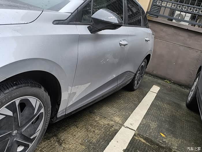 这才是最该干的,侧裙喷漆,档次瞬间上来了