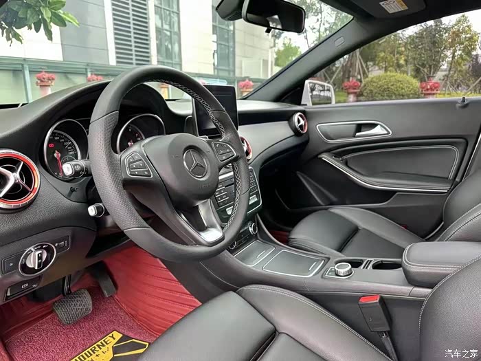 最新到店 2018年奔驰cla200 动感型 2018年4月