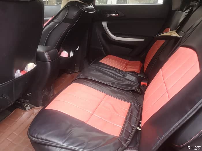 确实35安装座椅套后车内看起来更新