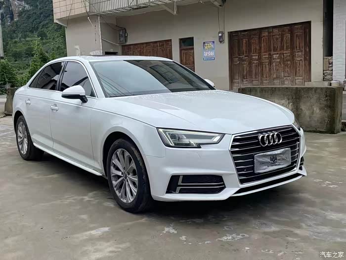20年奥迪a4l,2.0t私家一手车! 7万公里,白外黑内最