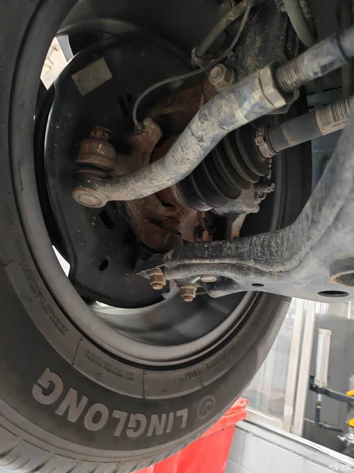 宋经典前后轮羊角(转向节总成)生锈