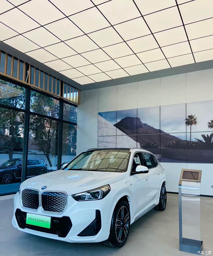 不到20万的宝马纯电动议x1续航510和450km两个版本配置双电机四驱的