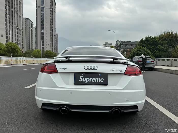 18年奥迪tt 双门硬顶跑车,无框车门,升降尾翼 2.0t动