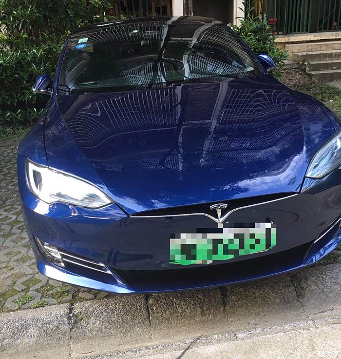 年特斯拉model s 75d,蓝色车漆,黑色内饰,