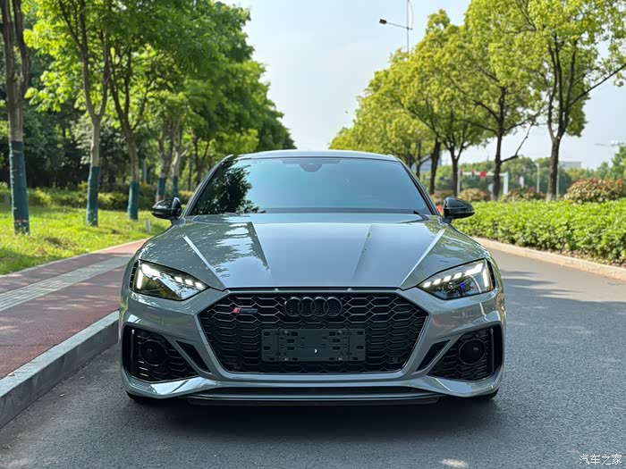 出22年奥迪rs5暗金版,全车原版原漆一手车1.7万公里,选