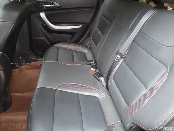 确实35安装座椅套后车内看起来更新
