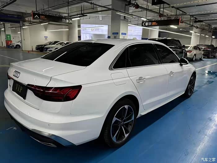 新到23年奥迪a4l 自动2.0t高配,白***内,全景天窗