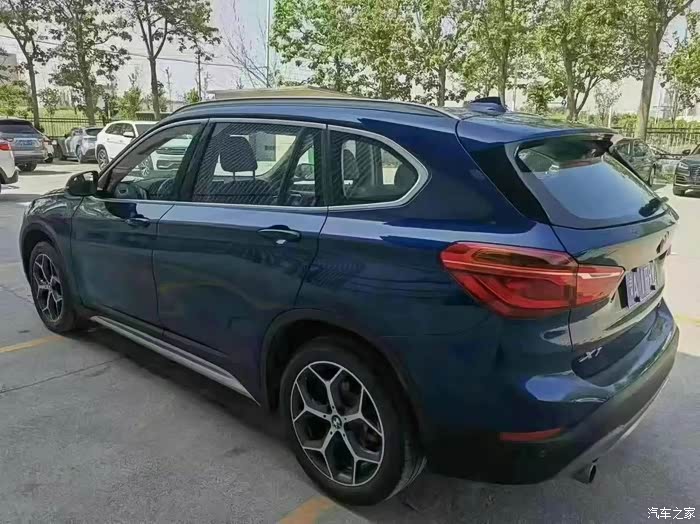 新到19年宝马x1 蓝车棕内 全时四驱 全景天窗 中控屏幕