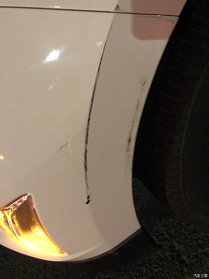 这两天真是倒霉了,车不知道啥时候蹭了,大灯也坏了一个