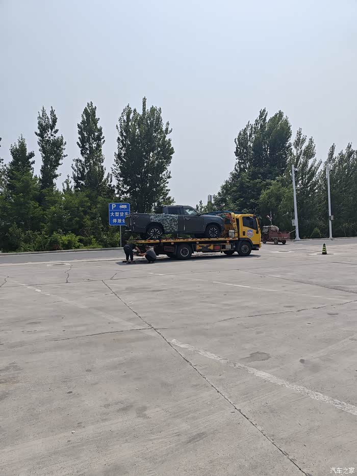 今天在高速上看到一辆小板车背了一辆中大型皮卡,外观大气,前脸